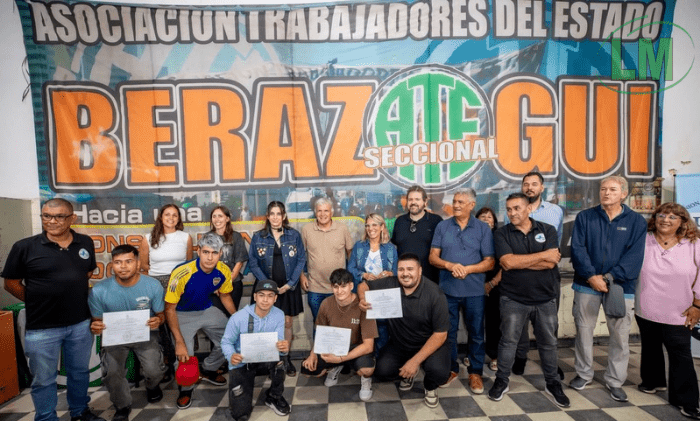 ENTREGARON MÁS DE 160 CERTIFICADOS DE CAPACITACIÓN A AUXILIARES ESCOLARES EN BERAZATEGUI