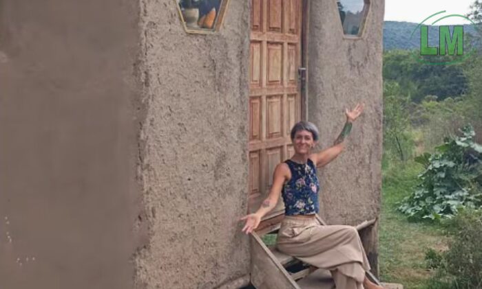 DEJÓ LA DOCENCIA EN BERAZATEGUI PARA CONSTRUIR SU HOGAR DE BARRO EN CÓRDOBA