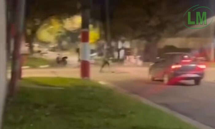 VECINOS DENUNCIAN DESTROZOS Y VIOLENCIA EN UN BARRIO DE LA PLATA