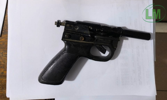 SECUESTRAN RÉPLICA DE ARMA CASERA EN UNA ESCUELA DE BERAZATEGUI