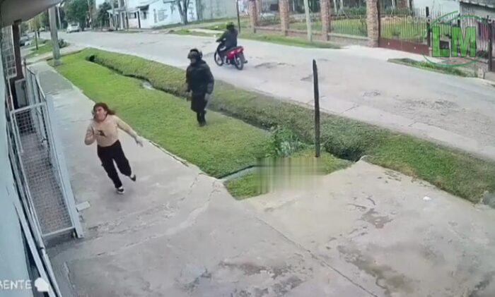 LA MATANZA: QUISO SALVAR SU CELULAR PERO UN MOTOCHORRO SE LO ROBÓ A TRAVÉS DE UNA REJA
