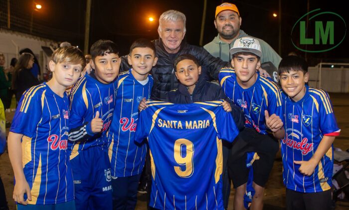 ENTREGARON INDUMENTARIA DEPORTIVA EN EL CLUB INFANTIL SANTA MARÍA