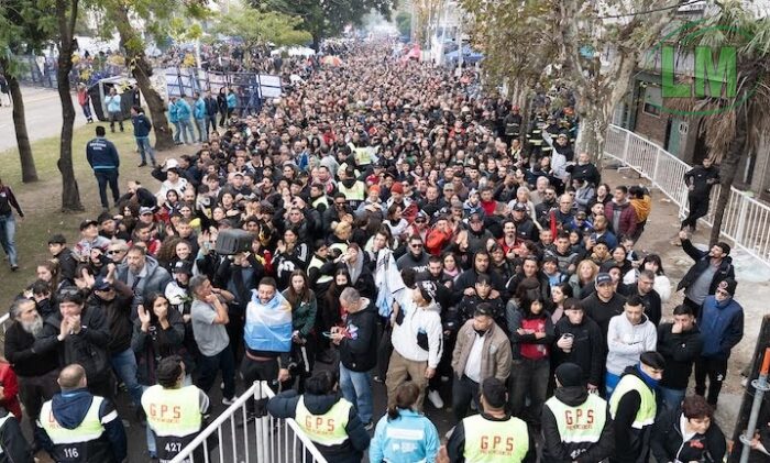 ÚLTIMO ADIÓS AL INDIO SOLARI: MULTITUDINARIA DESPEDIDA EN AVELLANEDA