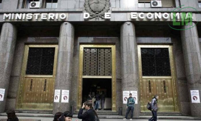 EVACÚAN EL MINISTERIO DE ECONOMÍA DE LA NACIÓN POR UNA ALERTA DE BOMBA EN BUENOS AIRES