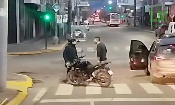 ACCIDENTE EN NEUQUÉN: SE BAJÓ A DISCUTIR CON UN MOTOCICLISTA Y SE OLVIDÓ EL FRENO DE MANO