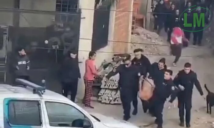 LOMAS DE ZAMORA: VECINOS ATACARON A LA POLICÍA TRAS LA DETENCIÓN DE UN LADRÓN EN VILLA GALICIA