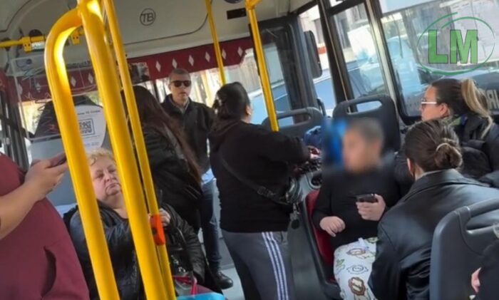CHOFER DE LA LÍNEA 100 DETIENE EL COLECTIVO POR UN NIÑO CON AUTISMO EN LANÚS