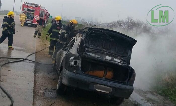 INCENDIO Y CHOQUE EN BERAZATEGUI DEJA UN AUTO DESTRUIDO EN COLECTORA Y CALLE 6