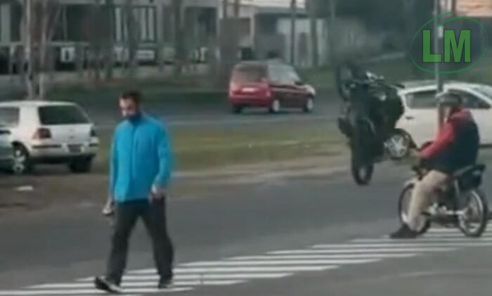 DESCONTROL Y MANIOBRAS PELIGROSAS DE MOTOCICLISTAS EN LA COLECTORA DE HUDSON