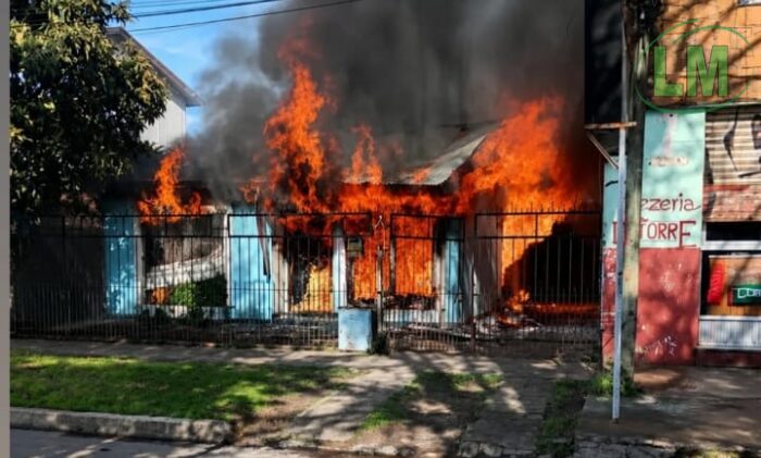 TRES DOTACIONES DE BOMBEROS SOFOCARON UN INCENDIO EN UNA VIVIENDA EN BERAZATEGUI