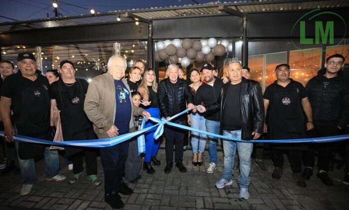 ABRIÓ EN BERAZATEGUI LA NUEVA PARRILLA “ENTRE BRASAS Y VIDRIOS” CON LA PRESENCIA DEL INTENDENTE