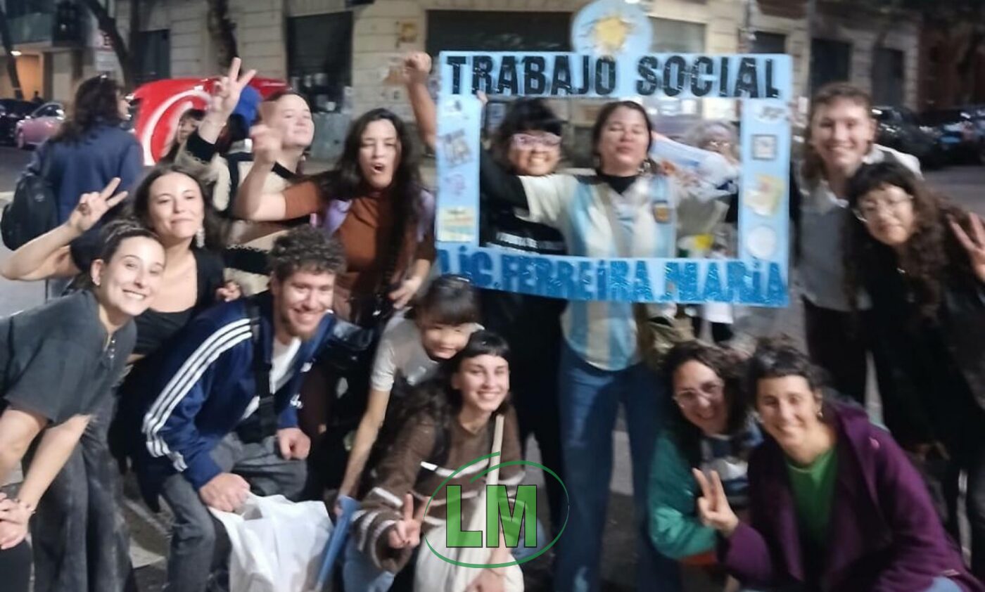 UNA VECINA DE BERAZATEGUI SE RECIBIÓ EN LA UBA Y CRISTINA SALIÓ AL BALCÓN PARA SALUDARLA