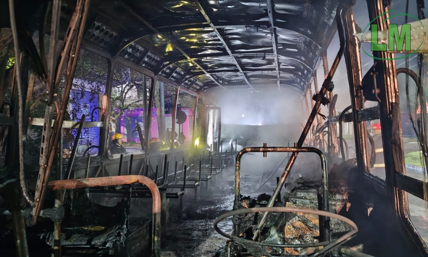 SE INCENDIÓ UN COLECTIVO DE LA LÍNEA 219 EN BERAZATEGUI Y QUEDÓ TOTALMENTE DESTRUIDO